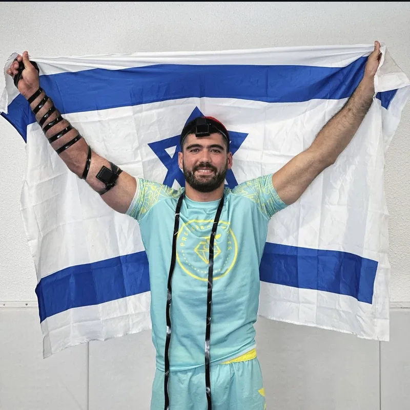 Javier Zaruski מחזיק את דגל ישראל